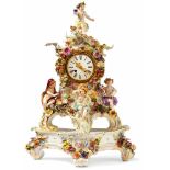 Pendule ''Four Seasons'' on pedestalMeissen, 19th century.On three volute feet the slightly