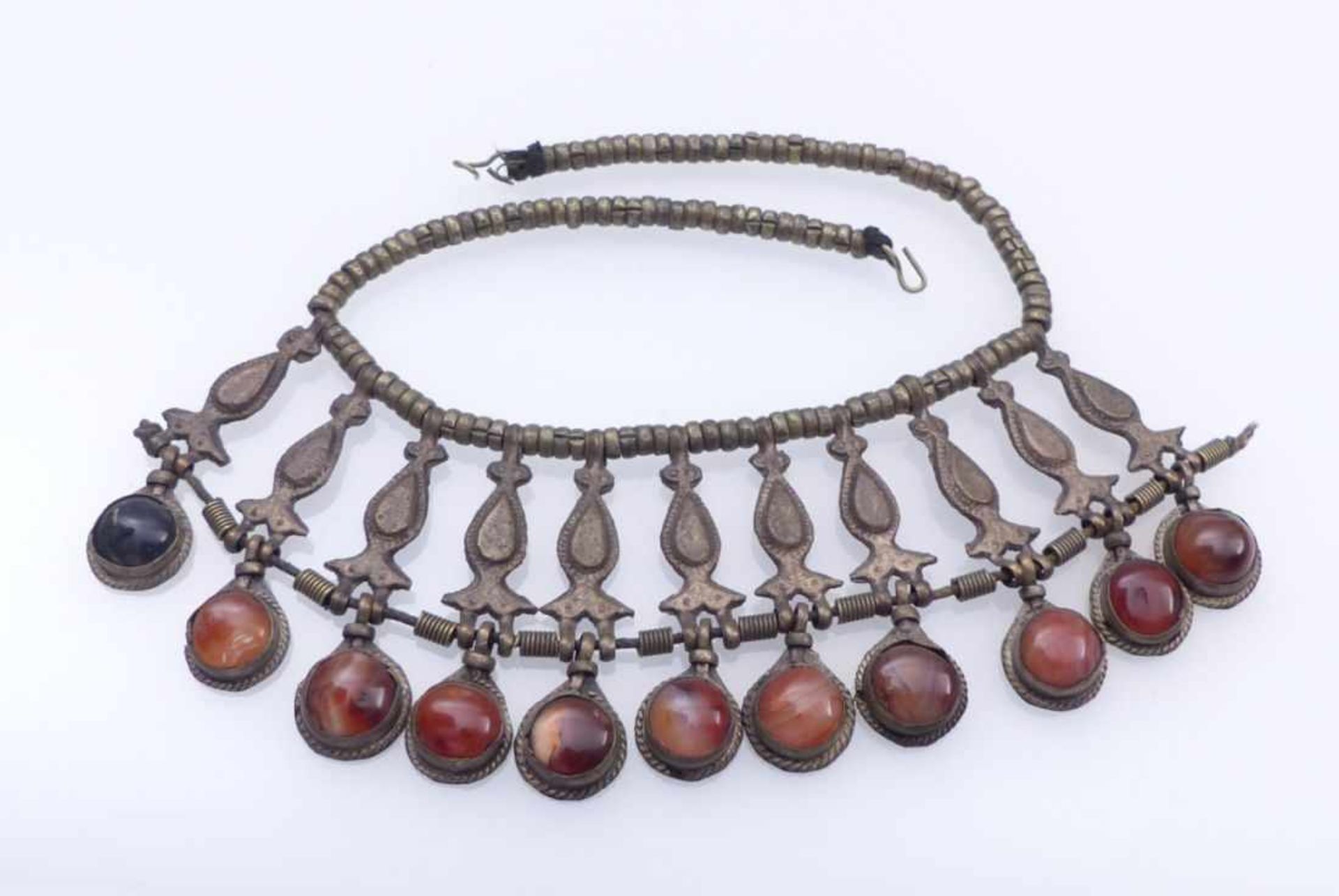 ChainTibetThreaded small rings, 13 drop-shaped elements and hanging striped agate cabochons in