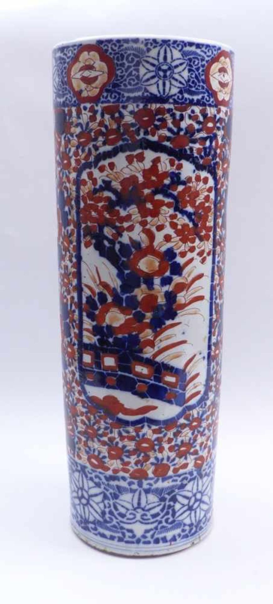 Large Imari floor vaseJapan,Cylindrical shape, the wall with two reserves containing flowering