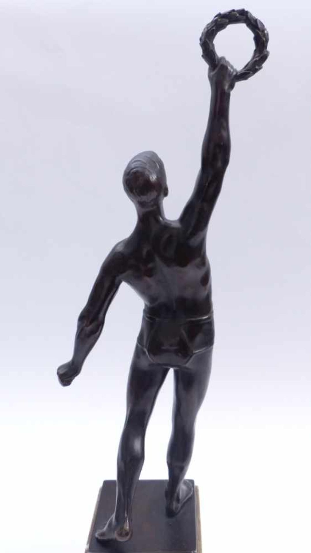 Athlete with laurel wreathFirst half of the 20th centuryYoung man standing over marble cubes on - Bild 3 aus 4