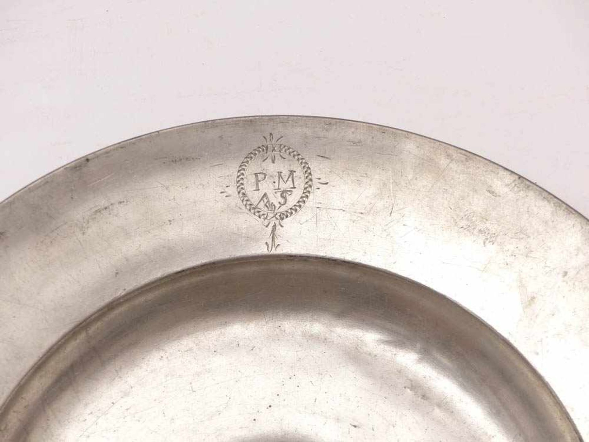 Large pewter plateLandshut, mid-17th centuryHans Gillein (mentioned 1635-1664) Round, smooth form - Bild 2 aus 2