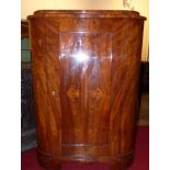 Biedermeier corner cupboardM. 19th c.One-door corpus with rounded edges. Mirrored walnut veneer on