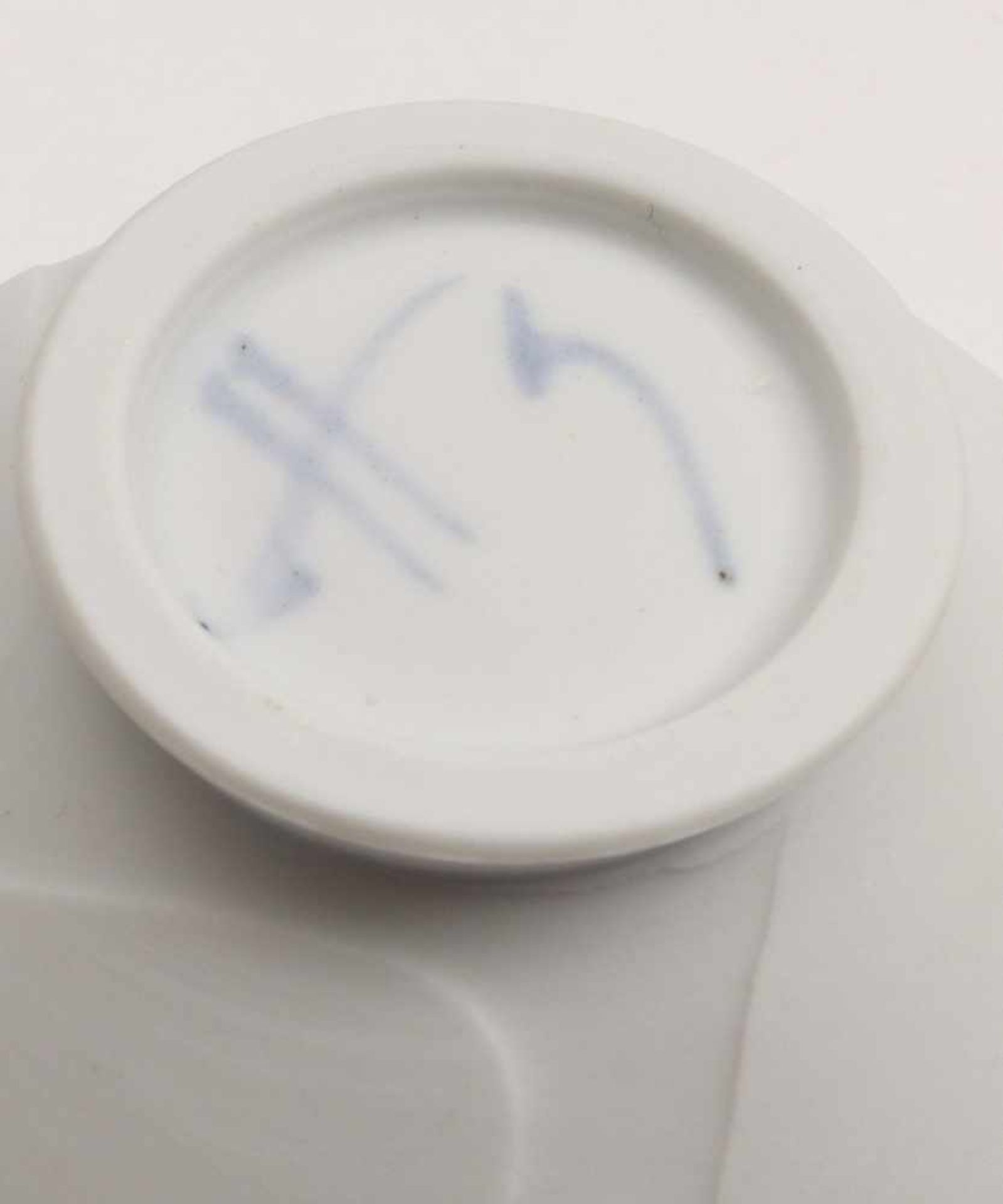 Modern tea bowl(Chawan)Japan, 20th C.Porcelaine, unglazed outside. Blue mark. H. 7,5 cm.Moderne - Bild 3 aus 4