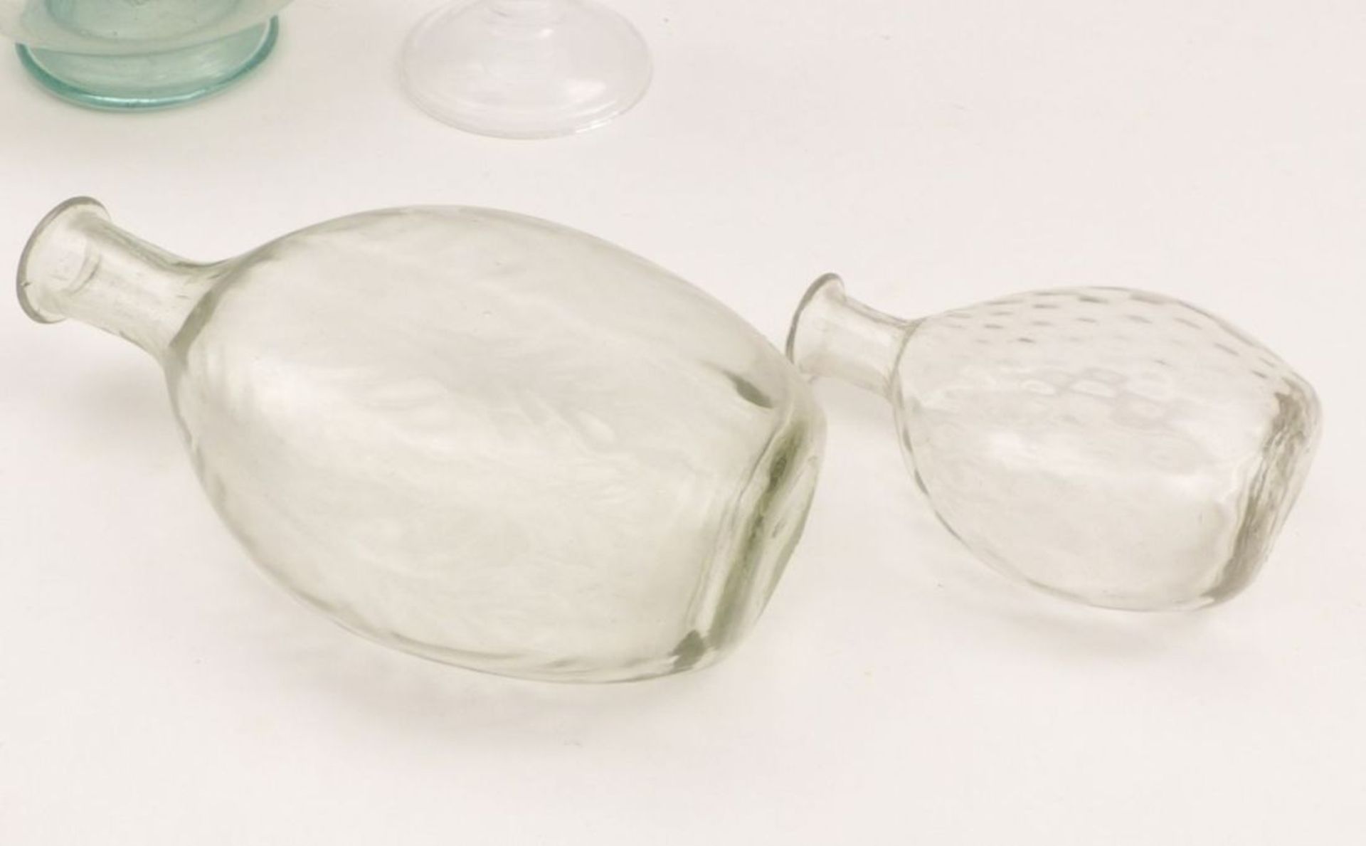 Four vessels18th C. and laterTwo bottles of blown colorless glass (G. 15 and 23 cm). A bottle of - Image 3 of 3