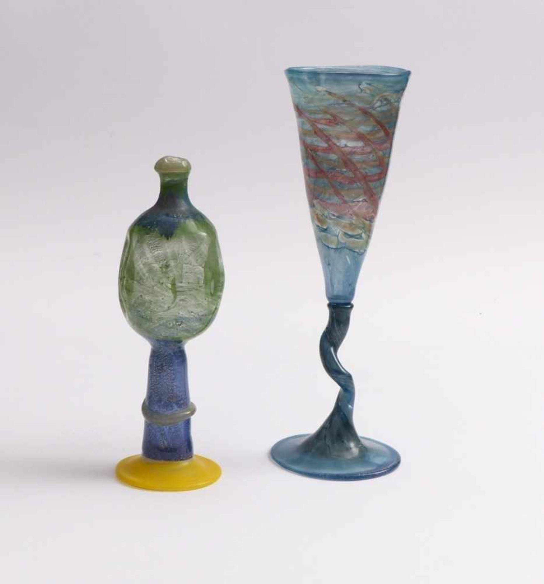 Goblet and oil lamp shaped vase20th C.Colorless and polychrome glass with powder and other - Bild 2 aus 2