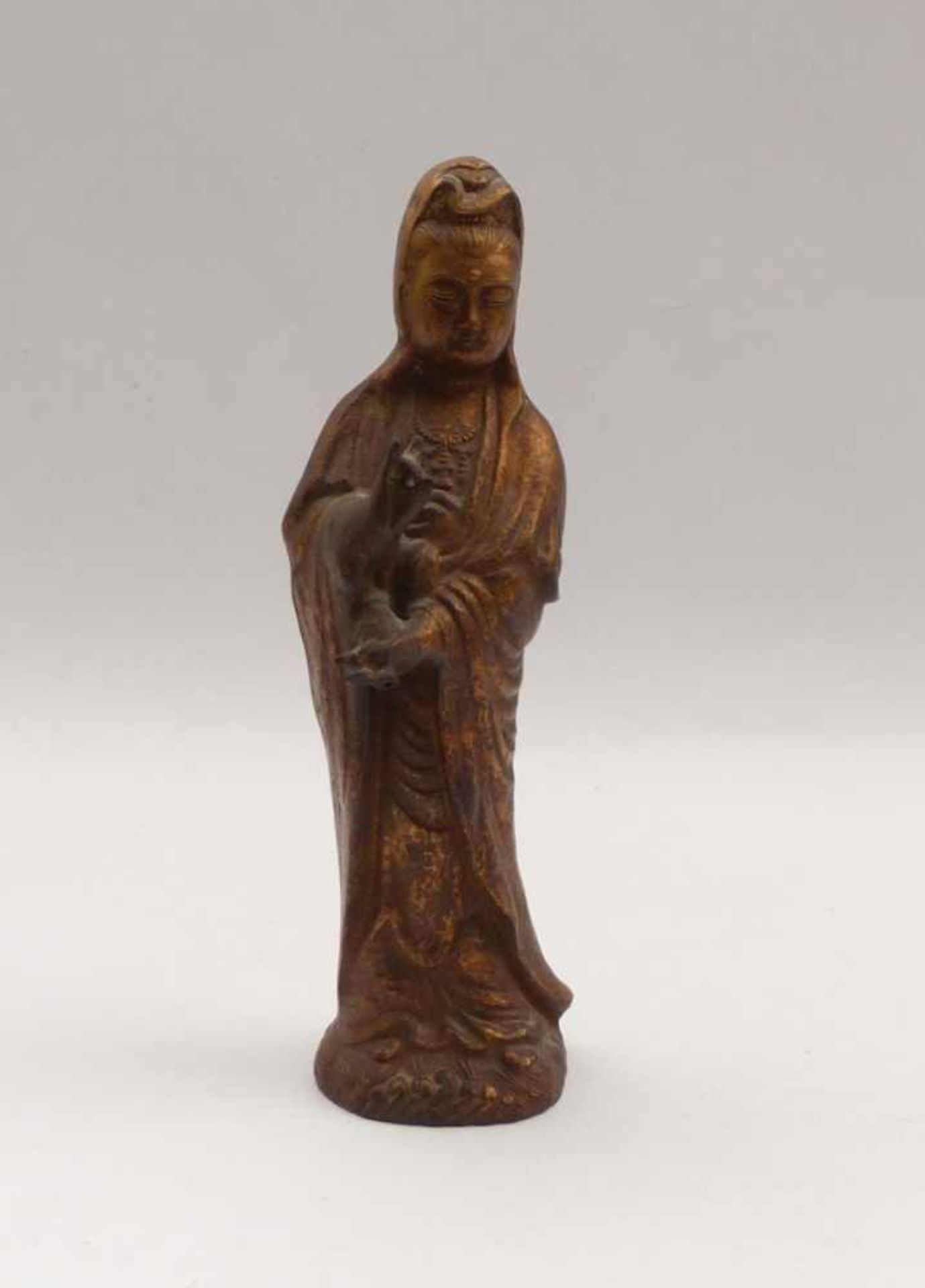 Bodhisattva Guanyin20th C.Metal. H. 29,5 cm.Standfigur der Bodhisattva Guanyin20. Jh.Metallguss,