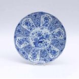 Small plate with asian floral decorationDelft, 18th/19th c.Round, flat shape with narrow edge,