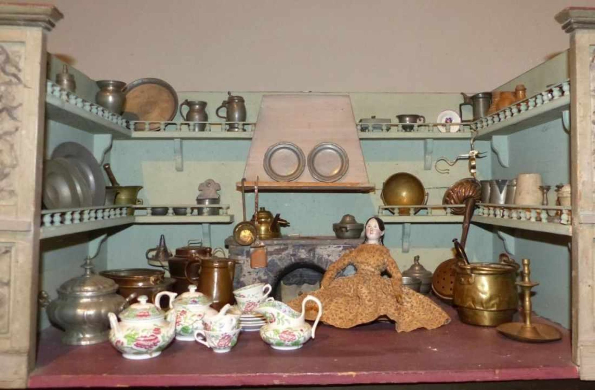 Rare doll's kitchen18th century and laterOn the back wall fireplace with cooking place, on three - Bild 2 aus 3