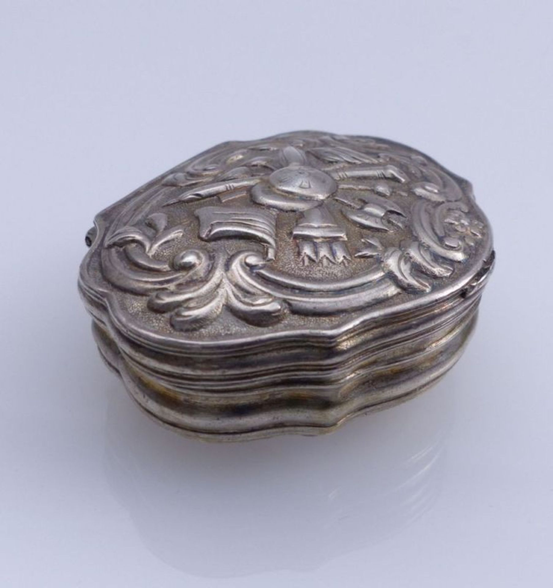Small Tabatière18th century.Oval, curved shape, hinged lid; the lid is decorated with a drifting