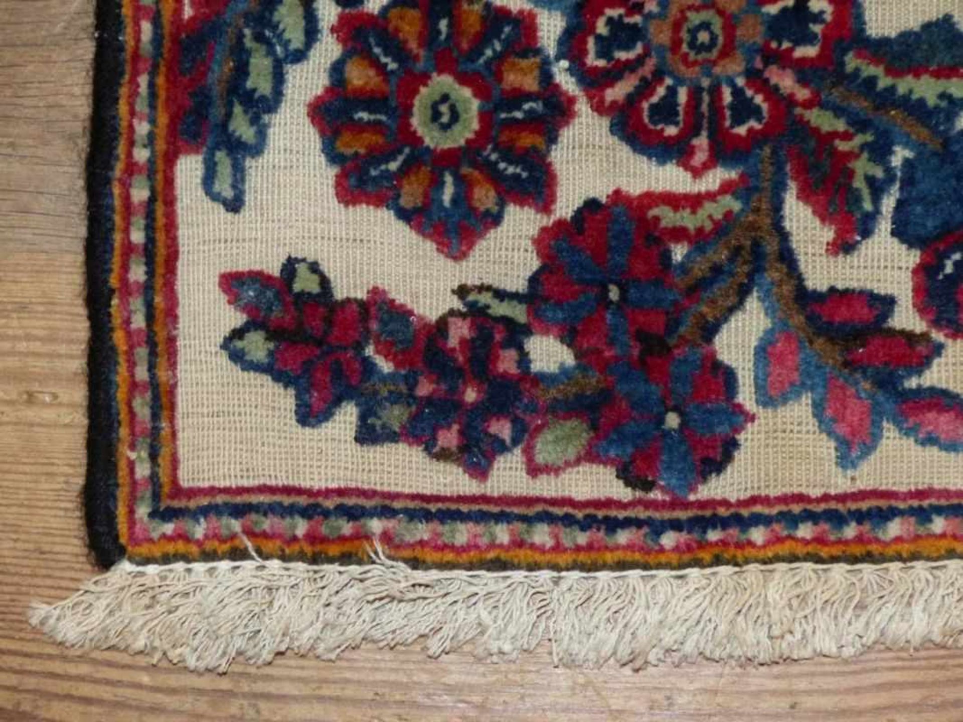 KeshanIran, 19th/20th c.Worked in relief, oval medallion surrounded by flower twigs. Wool. 97 x 72 - Bild 2 aus 4