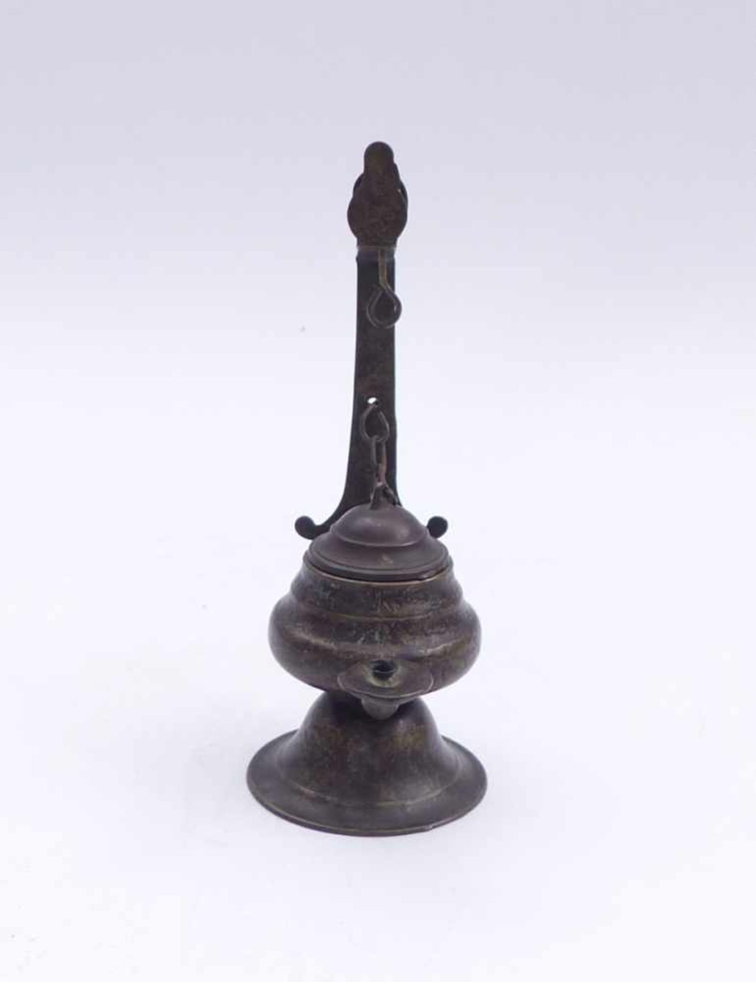 Oil lampProbably India, 19th c.With wick spout and holder for hanging up. Bronze. H. 17,2 cm. - Bild 2 aus 2