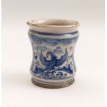 AlbarelloAbruzzo, 1st H. 18th cent.White glazed maiolica painted in blue. H. 11,8 cm. - Slightly