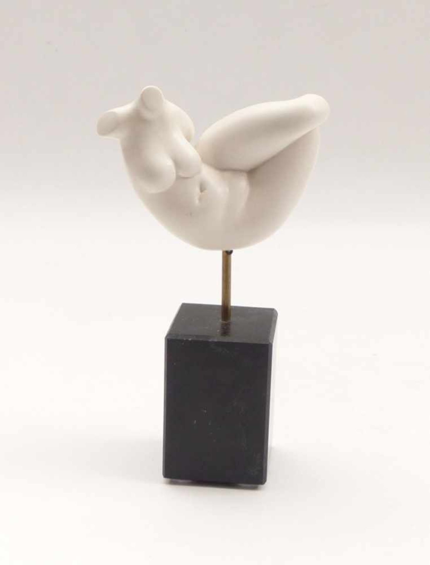 Peschke, ChristianNude(Bad Säckingen 1946-2017) Cast marble. Signed. H. 19 cm, ges. 20,5 cm.Peschke, - Bild 2 aus 3