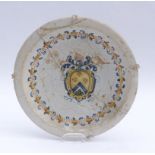 Plate with coat of armsItaly, 18th c.Centre with coat of arms in leaf wreath frame. Majolica painted