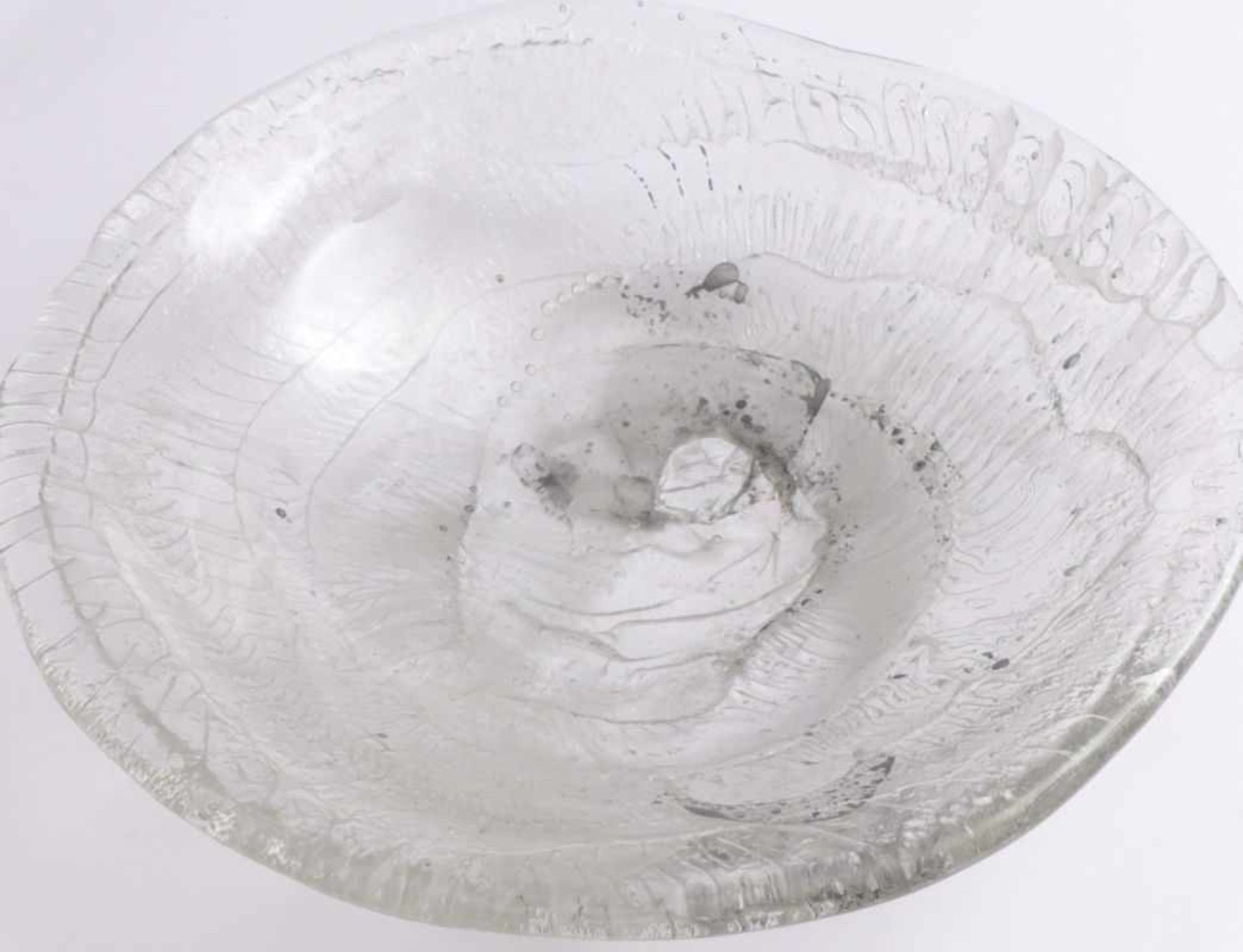 Schagemann, Bernhard (attributed)Large bowl(Bad Waldsee 1933-2016) Colorless glass, wavy with - Image 4 of 4