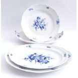 Four plates ''Blue flower'' for servingMeissen, 20th century.A round plate (Ø 34 cm), two oval