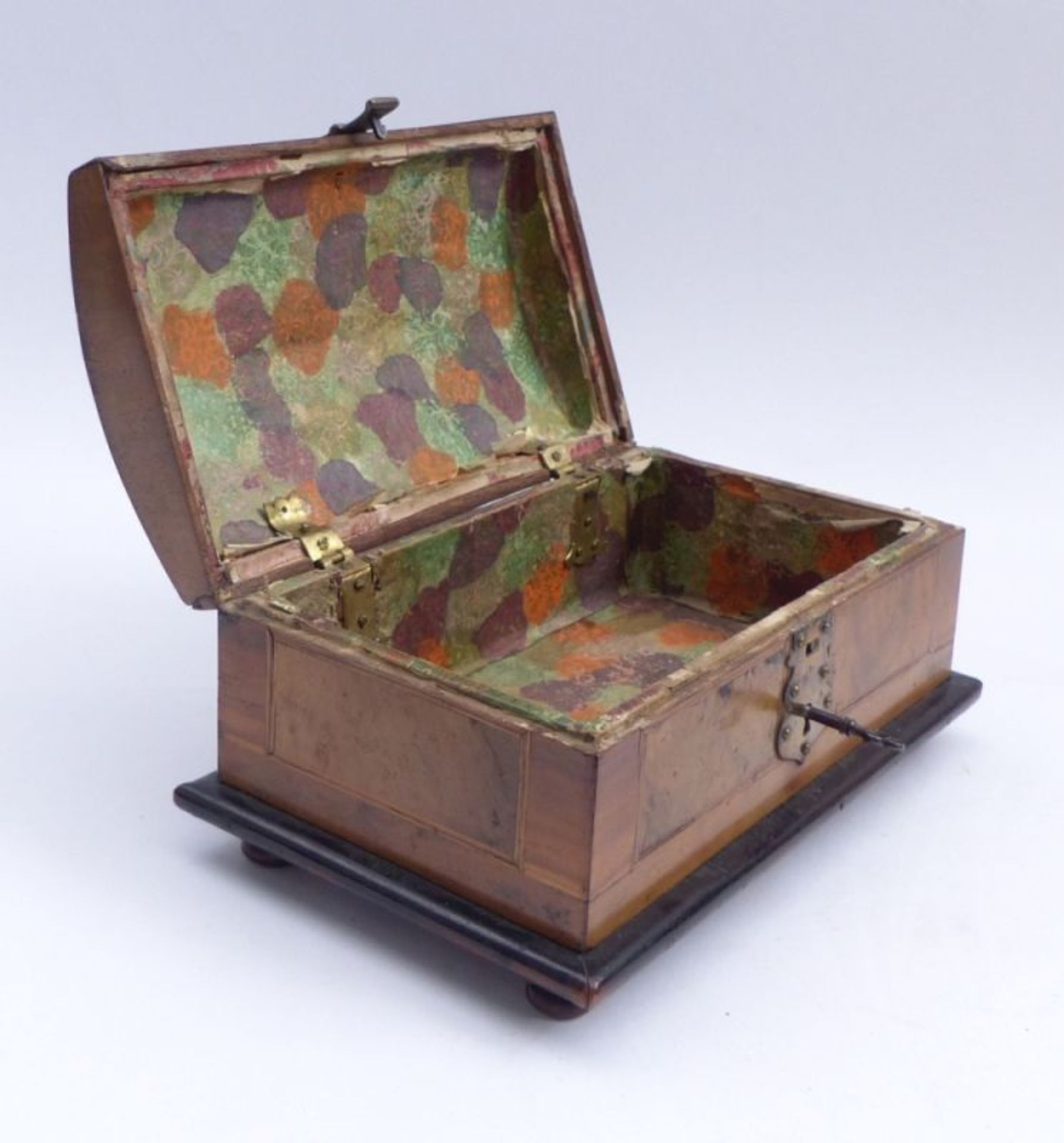 Small boxSouthern Germany, Mid 18th c.Chest-shaped corpus on ball feet, arched hinged lid with - Bild 2 aus 3