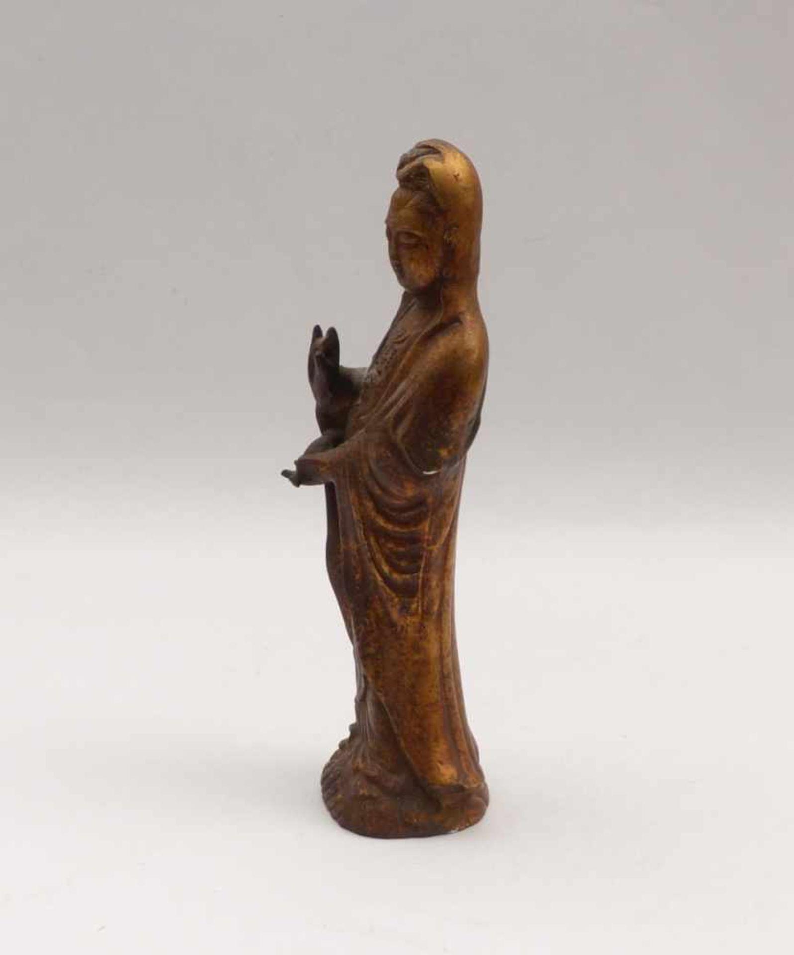 Bodhisattva Guanyin20th C.Metal. H. 29,5 cm.Standfigur der Bodhisattva Guanyin20. Jh.Metallguss, - Bild 3 aus 3