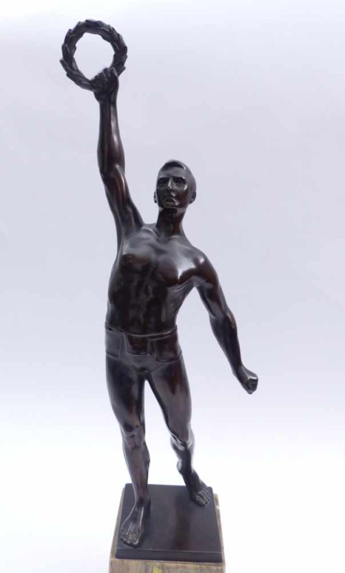 Athlete with laurel wreathFirst half of the 20th centuryYoung man standing over marble cubes on - Bild 2 aus 4