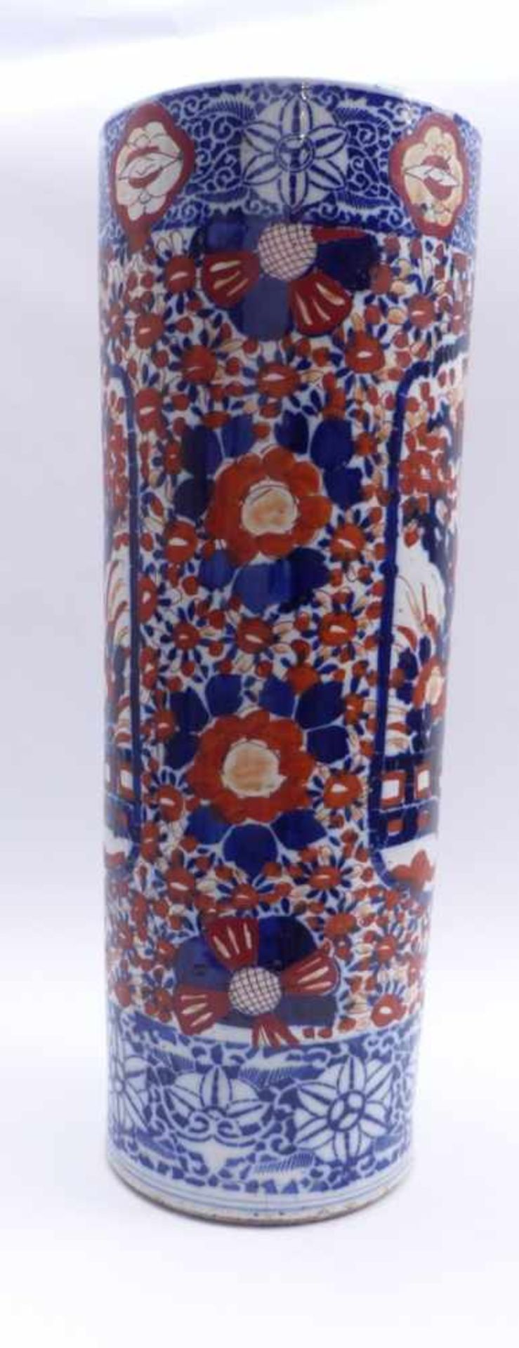 Large Imari floor vaseJapan,Cylindrical shape, the wall with two reserves containing flowering - Bild 3 aus 3