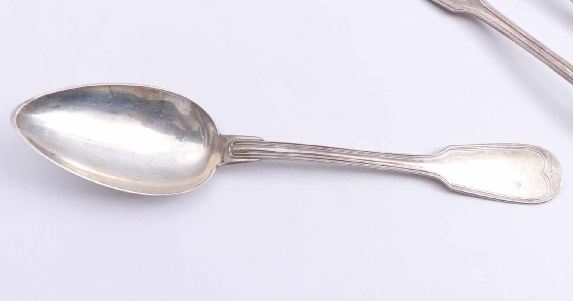 Six soup spoonsGermany, 19th centuryFor jeweller Föhr in Stuttgart. Spade-shaped handle with - Bild 2 aus 2