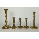 A collection of five candlesticks19th C.Brass. Partly marked ''England''. H. 14,5 to 28,5 cm. -