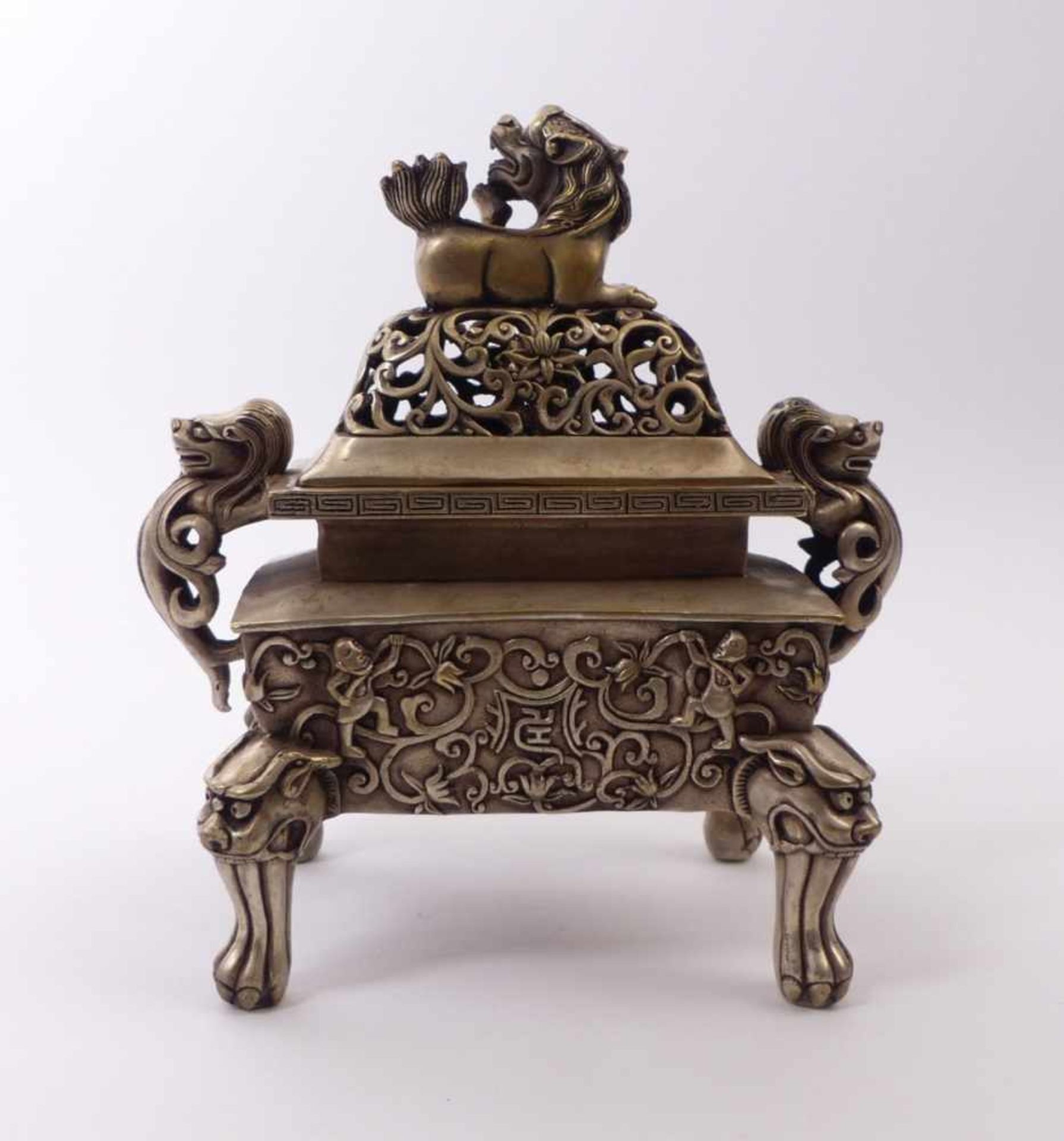Incense burner with lion (Shizi)China, Qing Dynasty, 19th/20th C.Silver-plated metal. Four-character - Image 3 of 3