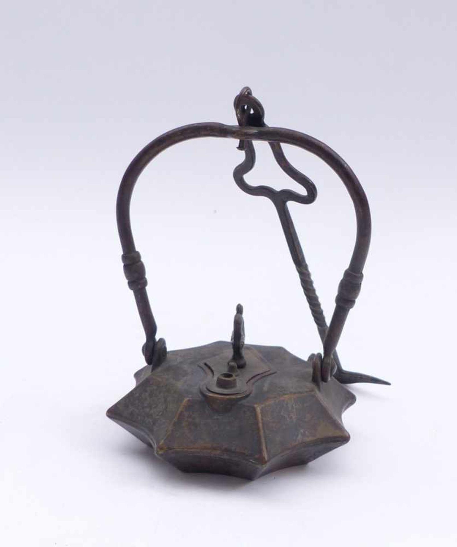 Oil lamp20th c.Star-shaped body, cock figure on the lid, on the handle rod for hanging. Bronze. H. - Bild 2 aus 2