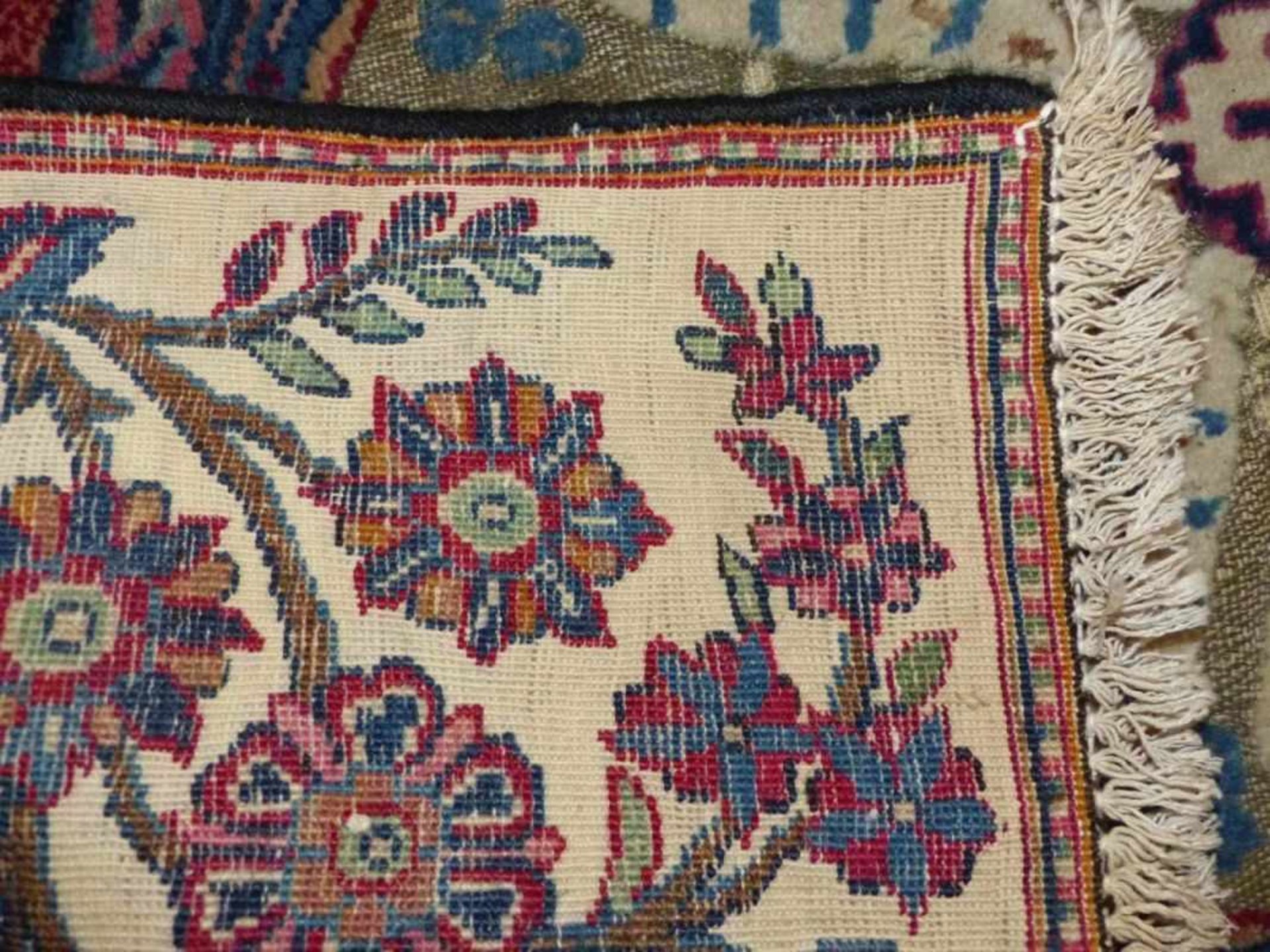 KeshanIran, 19th/20th c.Worked in relief, oval medallion surrounded by flower twigs. Wool. 97 x 72 - Bild 3 aus 4