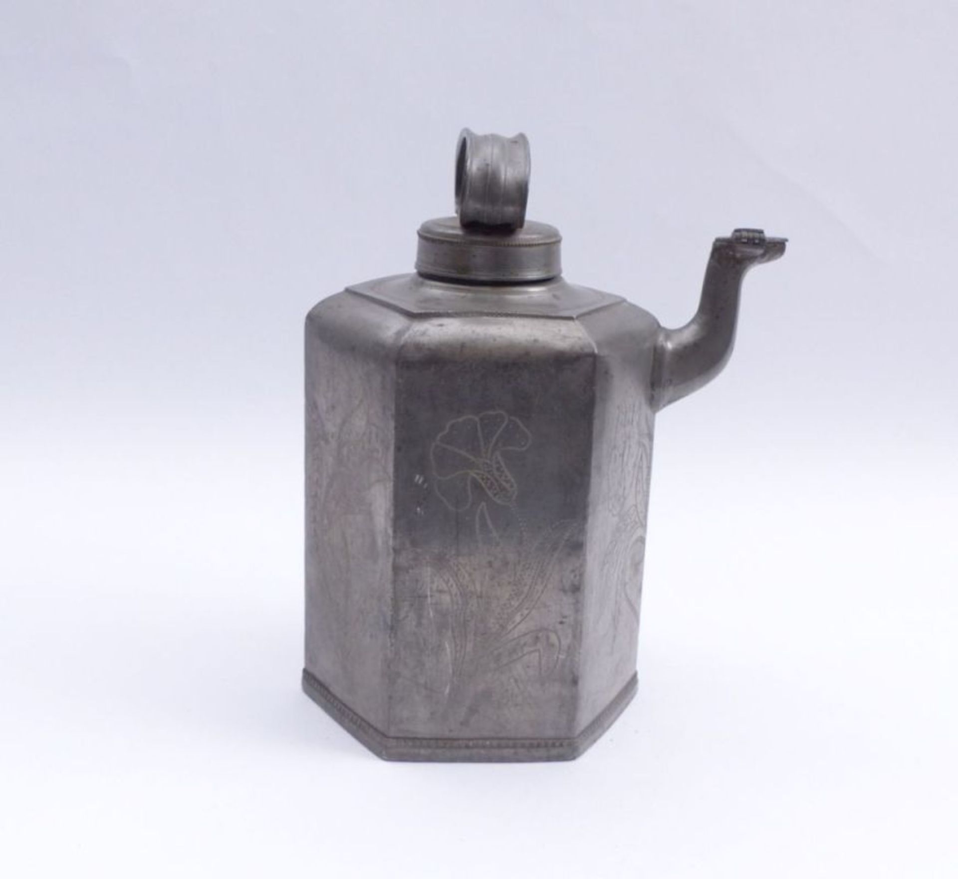 Pewter canEarly 19th centuryHexagonal body with braided floral decoration, curved spout with - Bild 3 aus 3