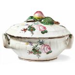 Baroque lidded terrine with flower decorationProskau, around 1780/90Oval with ribbed pleats and