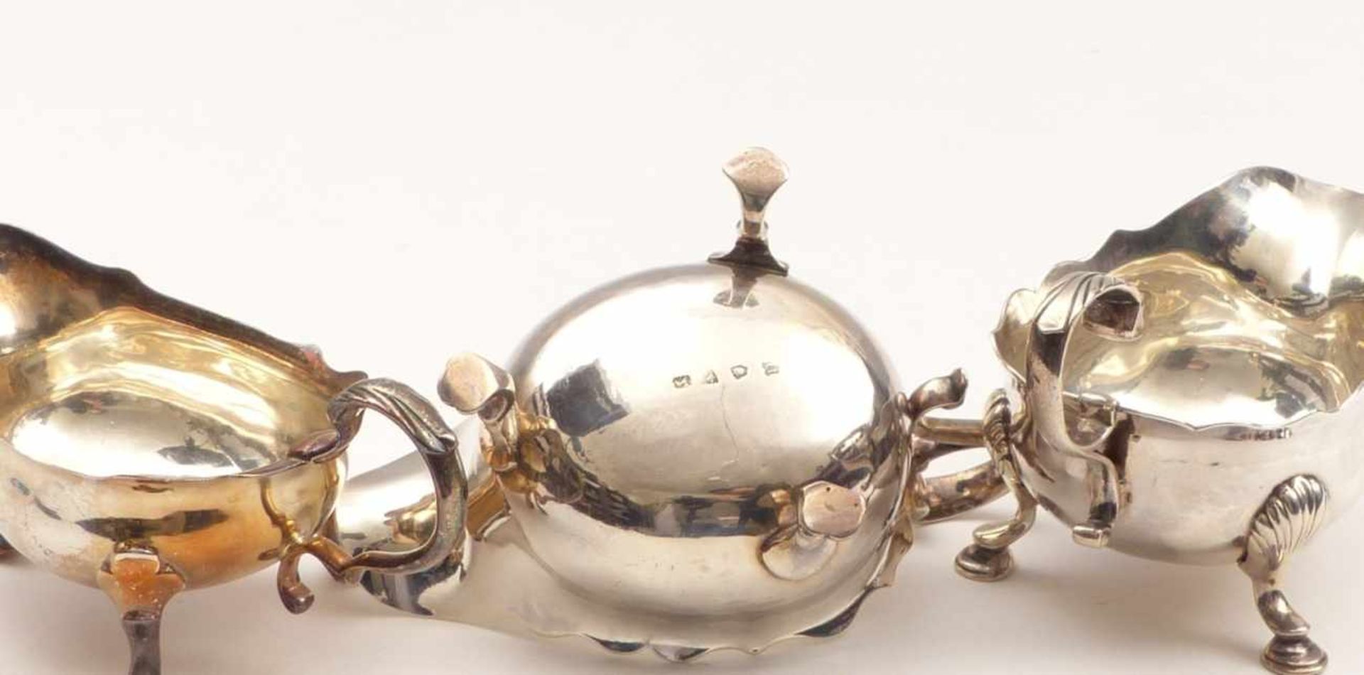 Three sauce boatsLondon, Georg II, Mid. 18th C.Silver, one with emblematic engraving. Hallmarks, - Bild 4 aus 4