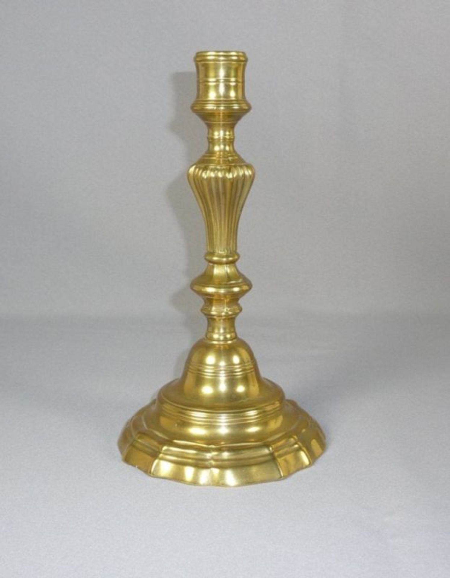 Baroque candlestick18th C.Brass. H. 24 cm.Barocker TafelleuchterM. 18. Jh.Vielpassiger geschweifter,