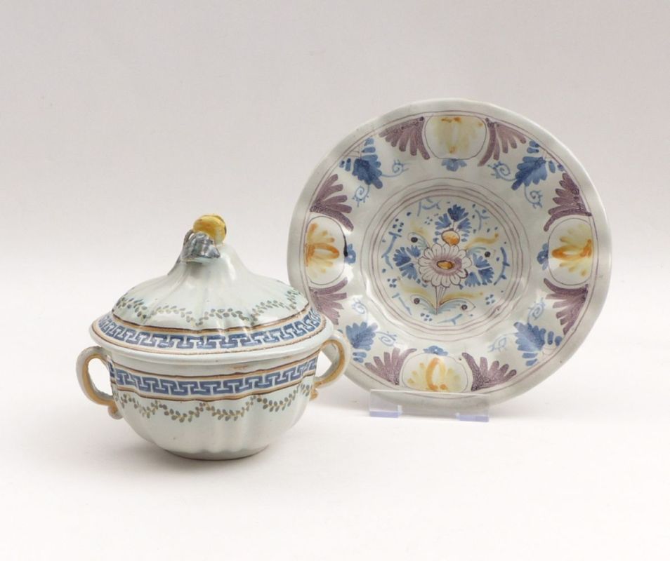 Small tureen with coverItaly, E. 18th cent.H. 13.2 cm, with a small arched plate with colored