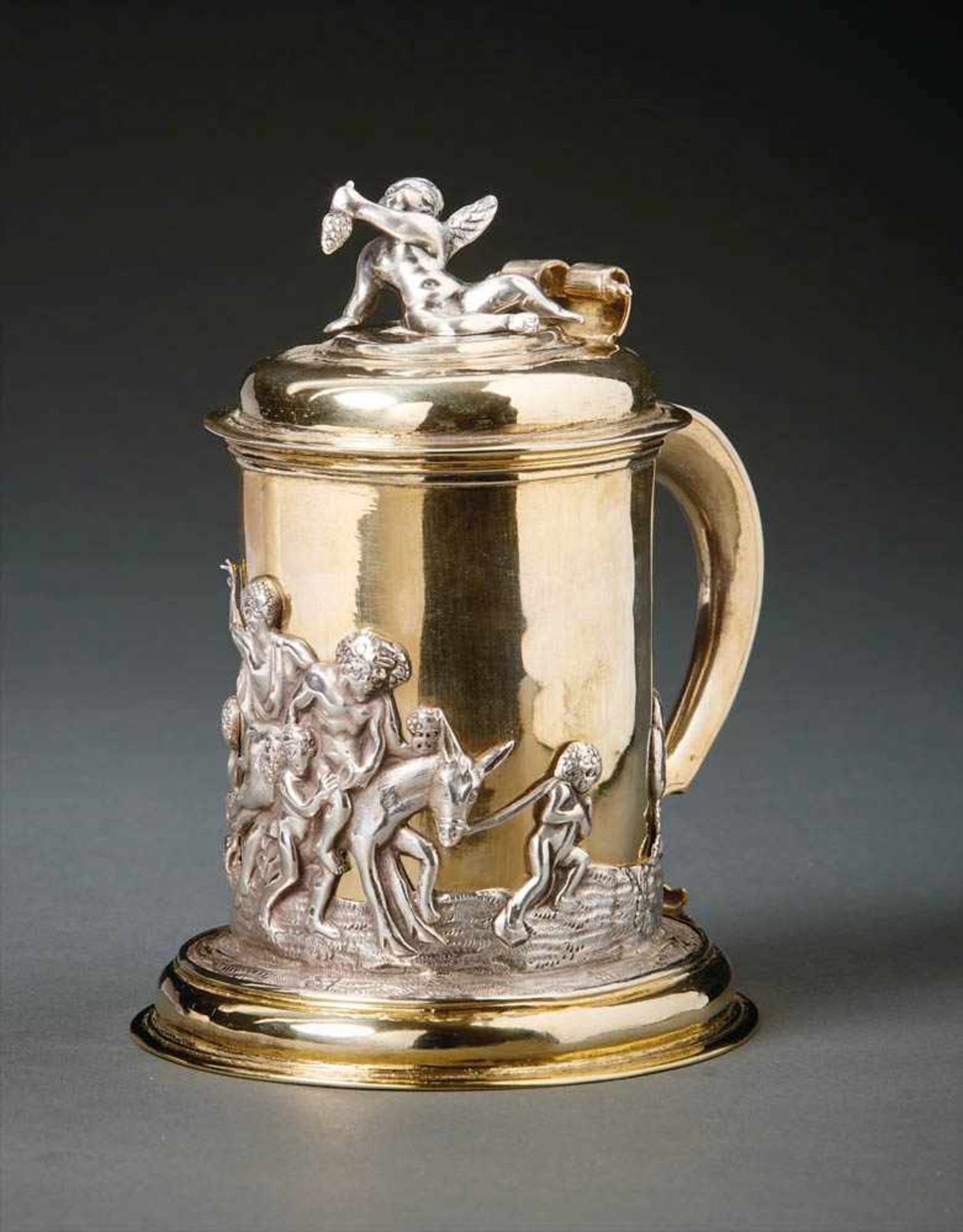 Tankard with BacchantesDessau, around 1700The oval-cylindrical corpus with curved handle above an