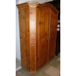 Bavarian wardrobeCirca 1800Spruce wood, brass fittings. 188 x 149 x 54 cm. - Signs of age,