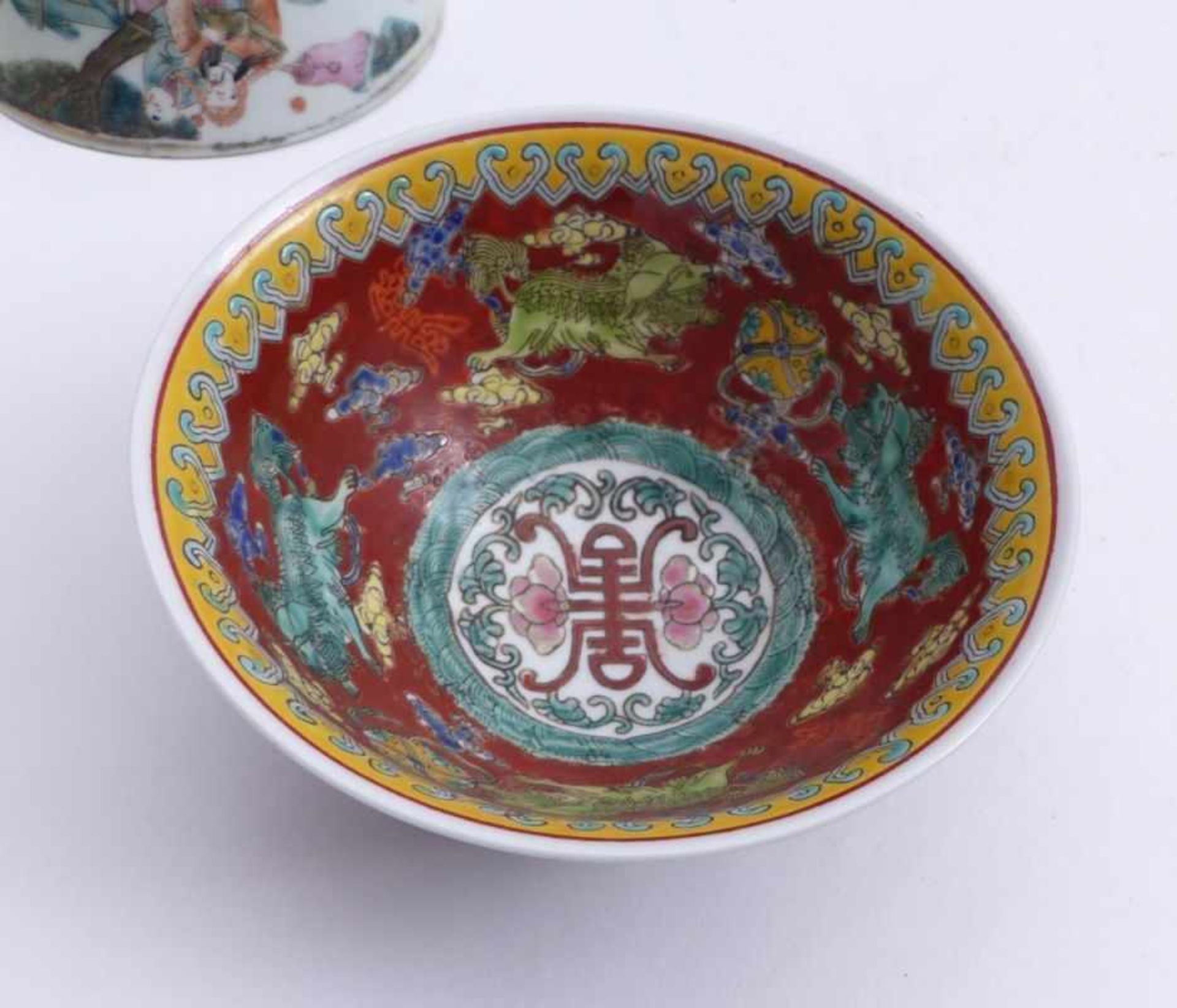 Three cupsChina, Qing Dynasty - 19th c.Decor with Fo dogs and brocade ball on reddish brown - Image 4 of 5