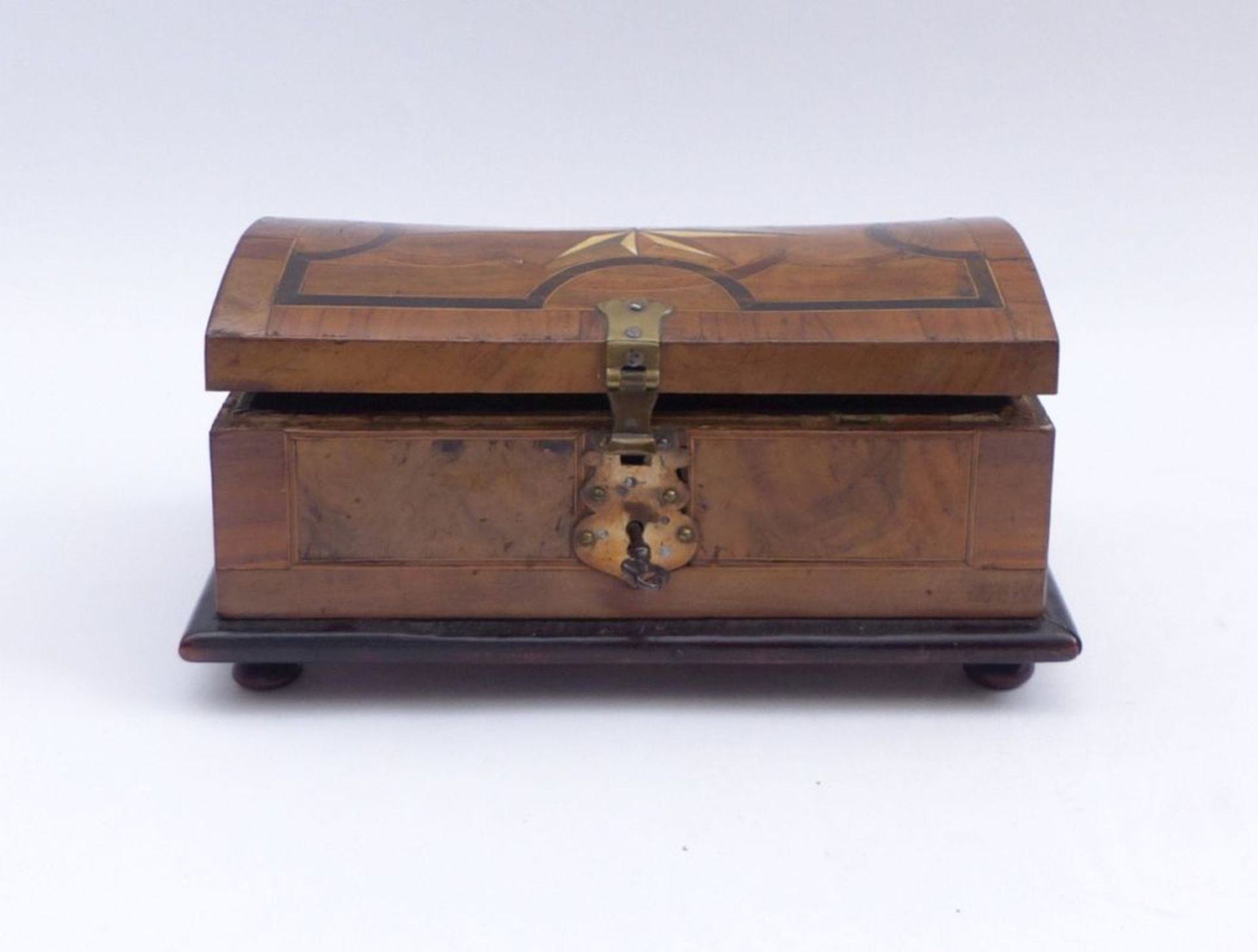 Small boxSouthern Germany, Mid 18th c.Chest-shaped corpus on ball feet, arched hinged lid with