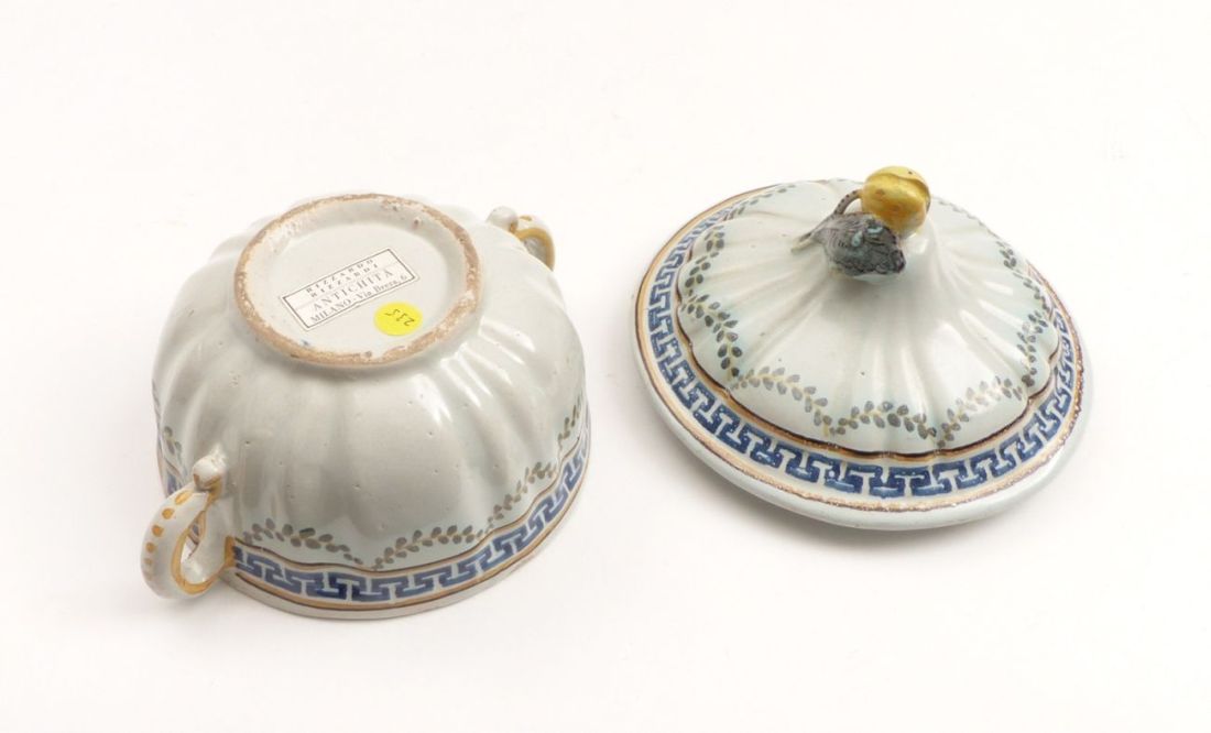 Small tureen with coverItaly, E. 18th cent.H. 13.2 cm, with a small arched plate with colored - Image 3 of 3