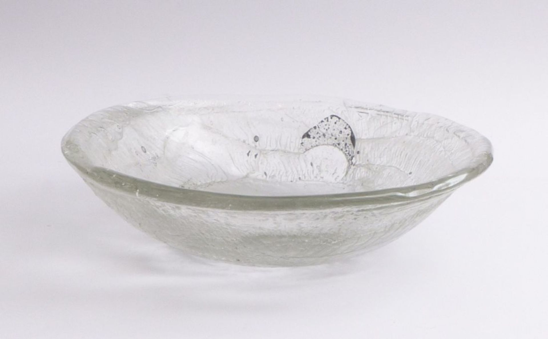 Schagemann, Bernhard (attributed)Large bowl(Bad Waldsee 1933-2016) Colorless glass, wavy with - Image 2 of 4