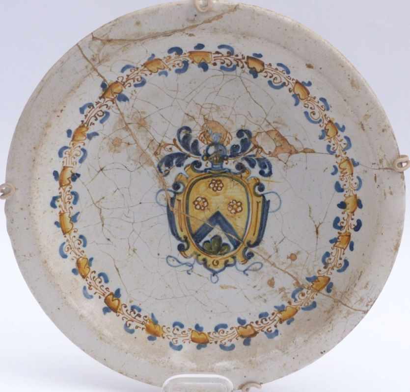 Plate with coat of armsItaly, 18th c.Centre with coat of arms in leaf wreath frame. Majolica painted - Image 2 of 2