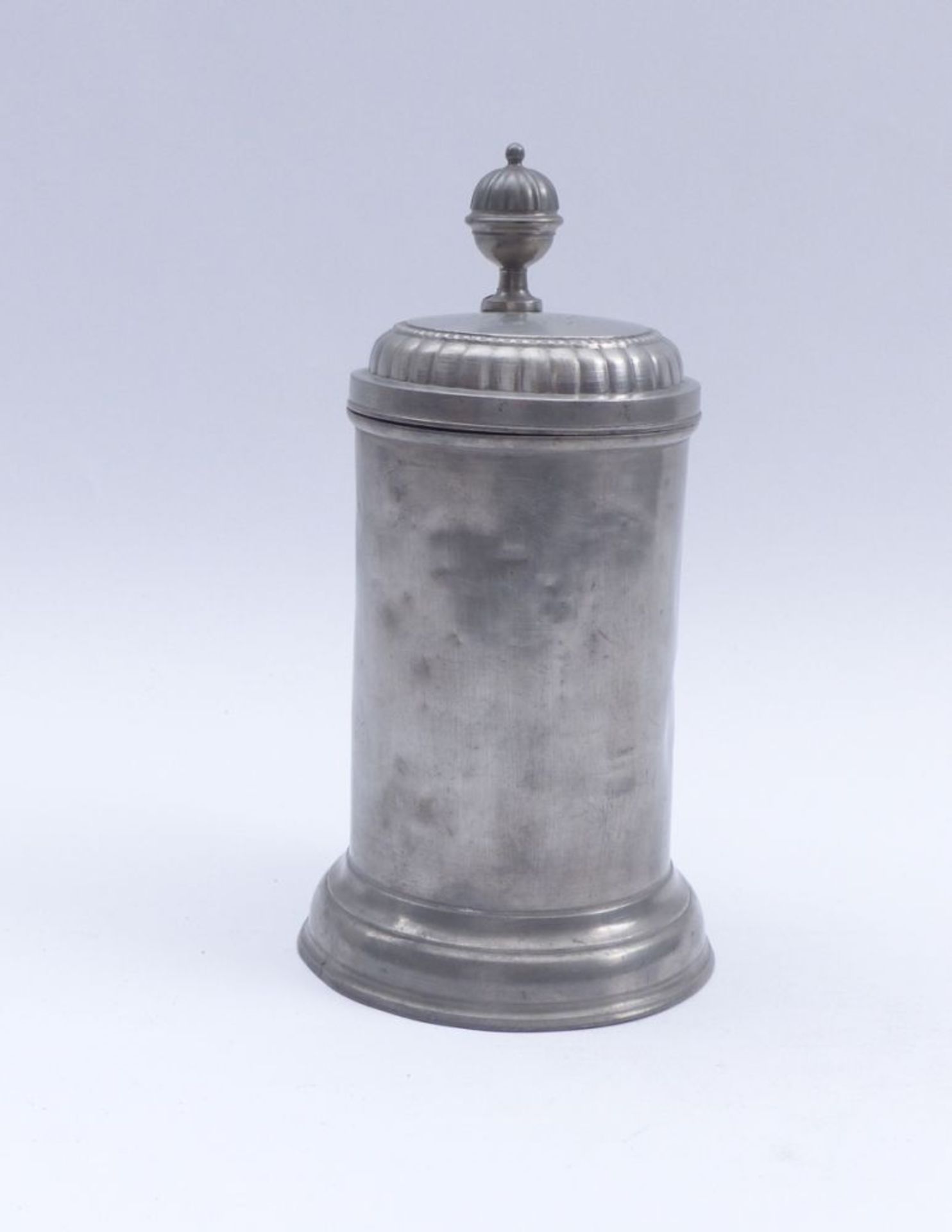 Pewter jugProbably Saxony, early 19th centuryAbove a profiled, vaulted stand a cylindrical corpus, - Bild 2 aus 3