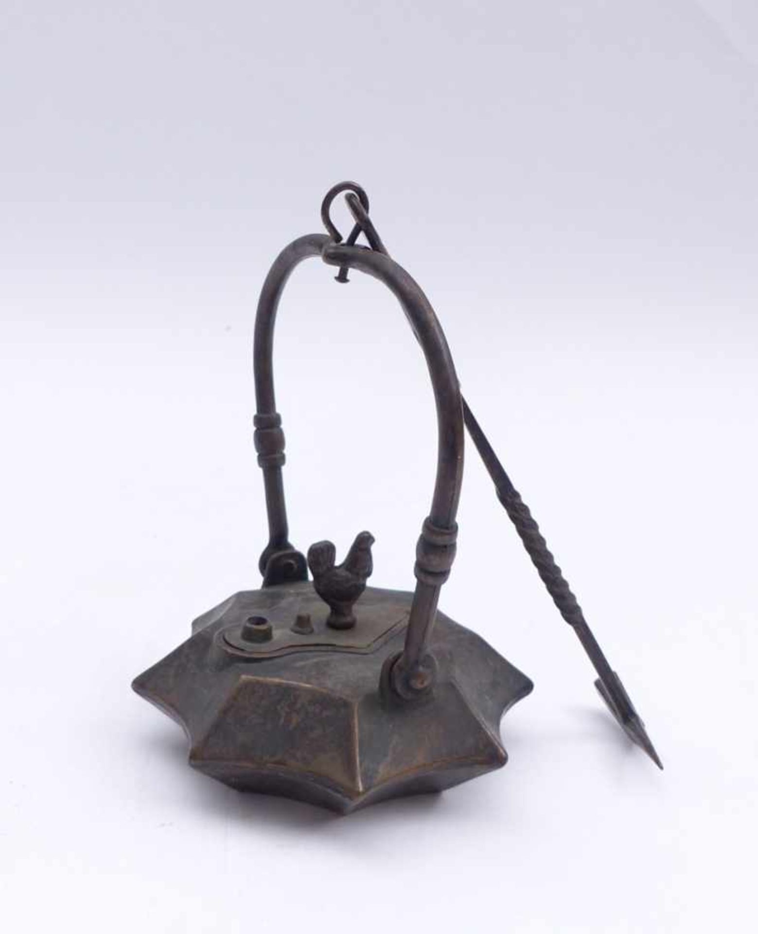 Oil lamp20th c.Star-shaped body, cock figure on the lid, on the handle rod for hanging. Bronze. H.