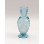 Vase with gallant couple19th C.Transparent, turquoise blue cut glass. H. 20 cm.Vase19. Jh.Über