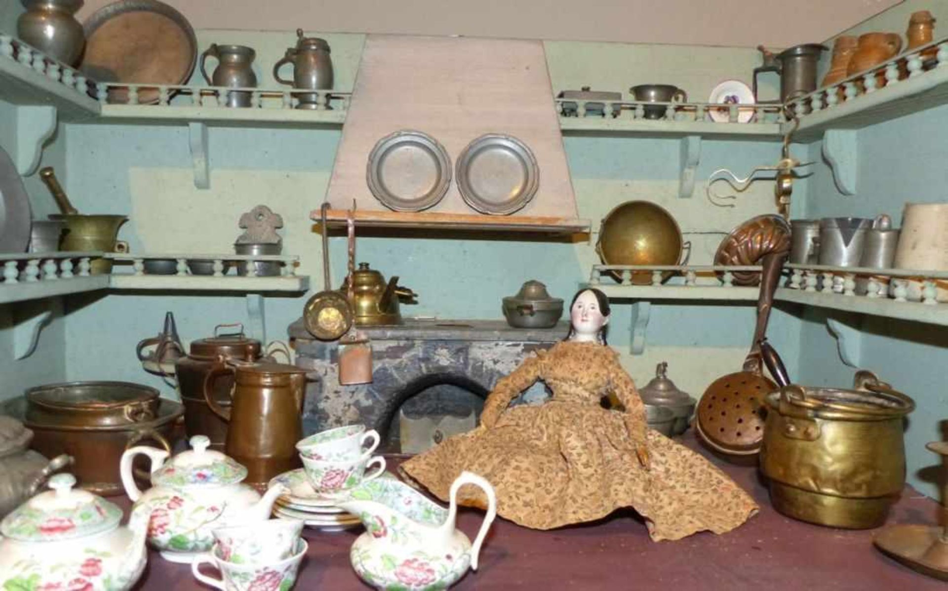 Rare doll's kitchen18th century and laterOn the back wall fireplace with cooking place, on three - Bild 3 aus 3