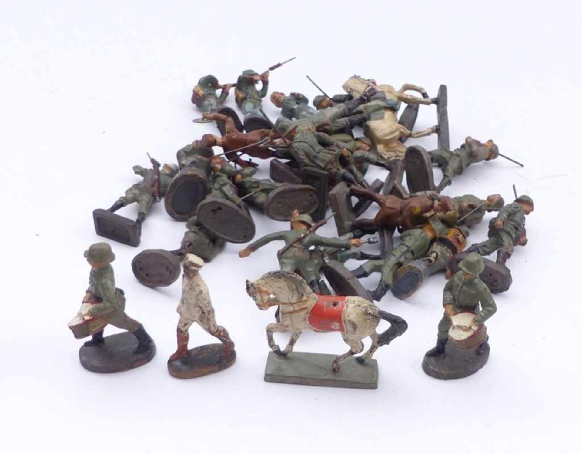 Collection of soldier figuresElastolin, Leyla, Lineol and Duro28-pcs. mass, coloured. H. 2,5 cm to 9 - Bild 2 aus 3