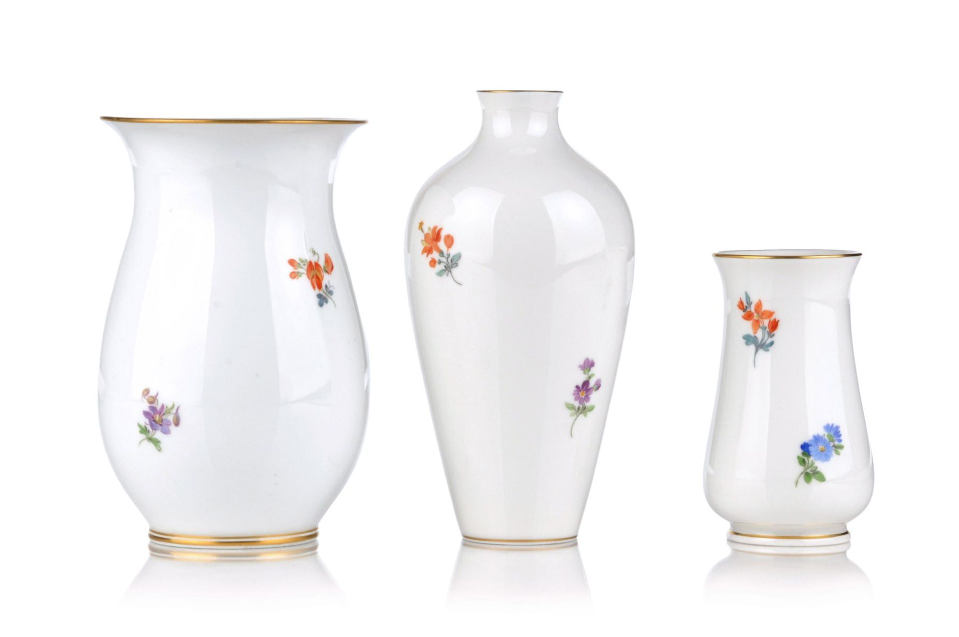 Drei Vasen mit Blütenbuketts. Meissen. 1924-1934/ 1957/2. H. 20. Jh.Porzellan, glasiert und in - Image 2 of 2