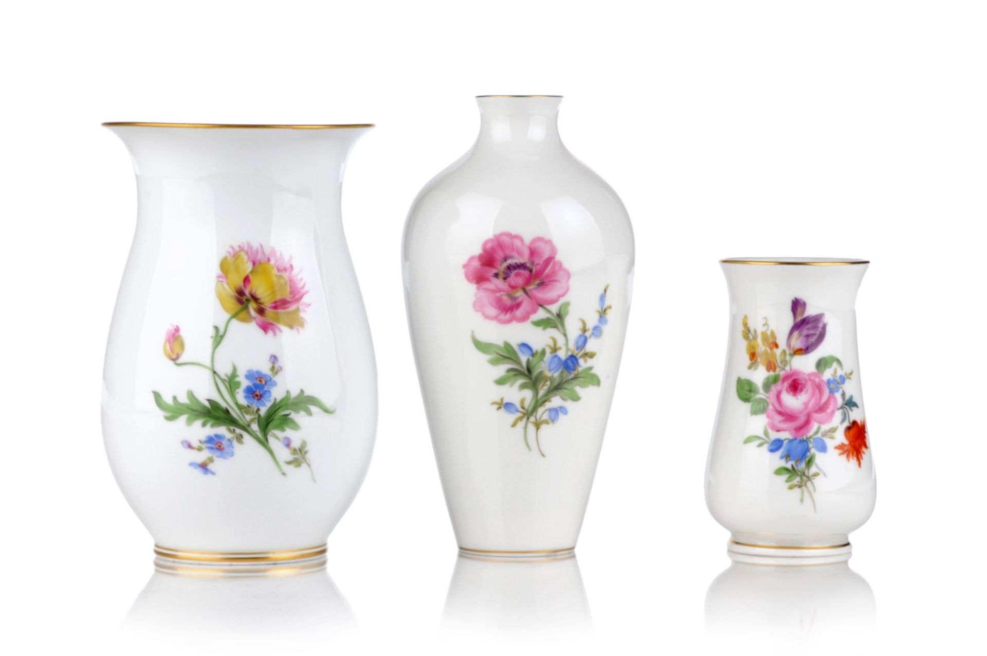 Drei Vasen mit Blütenbuketts. Meissen. 1924-1934/ 1957/2. H. 20. Jh.Porzellan, glasiert und in