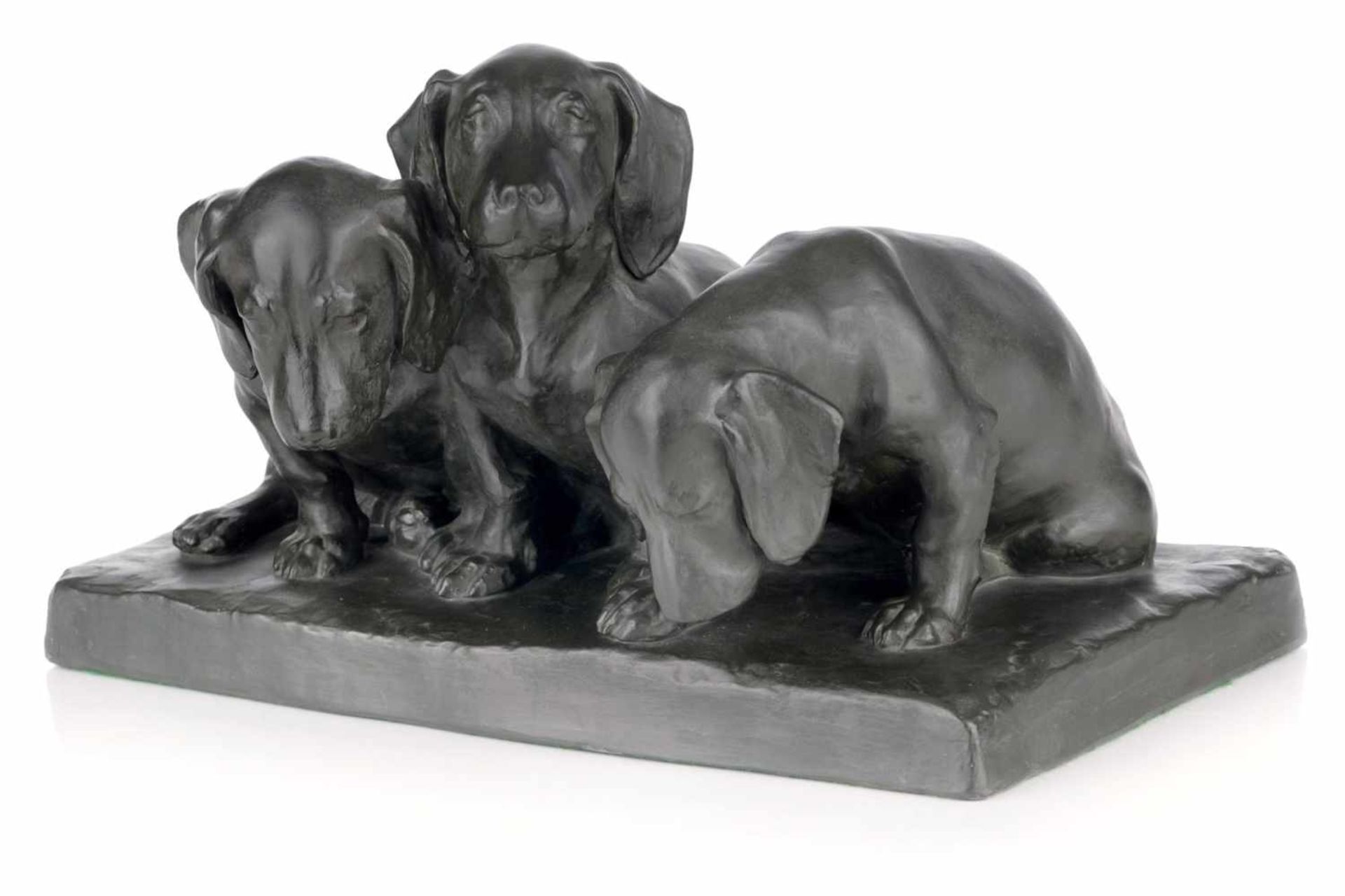 Drei sitzende Hundewelpen. Jenny von Bary-Doussin (Doussin-Ott) für Keramische Kunstwerke Schön &