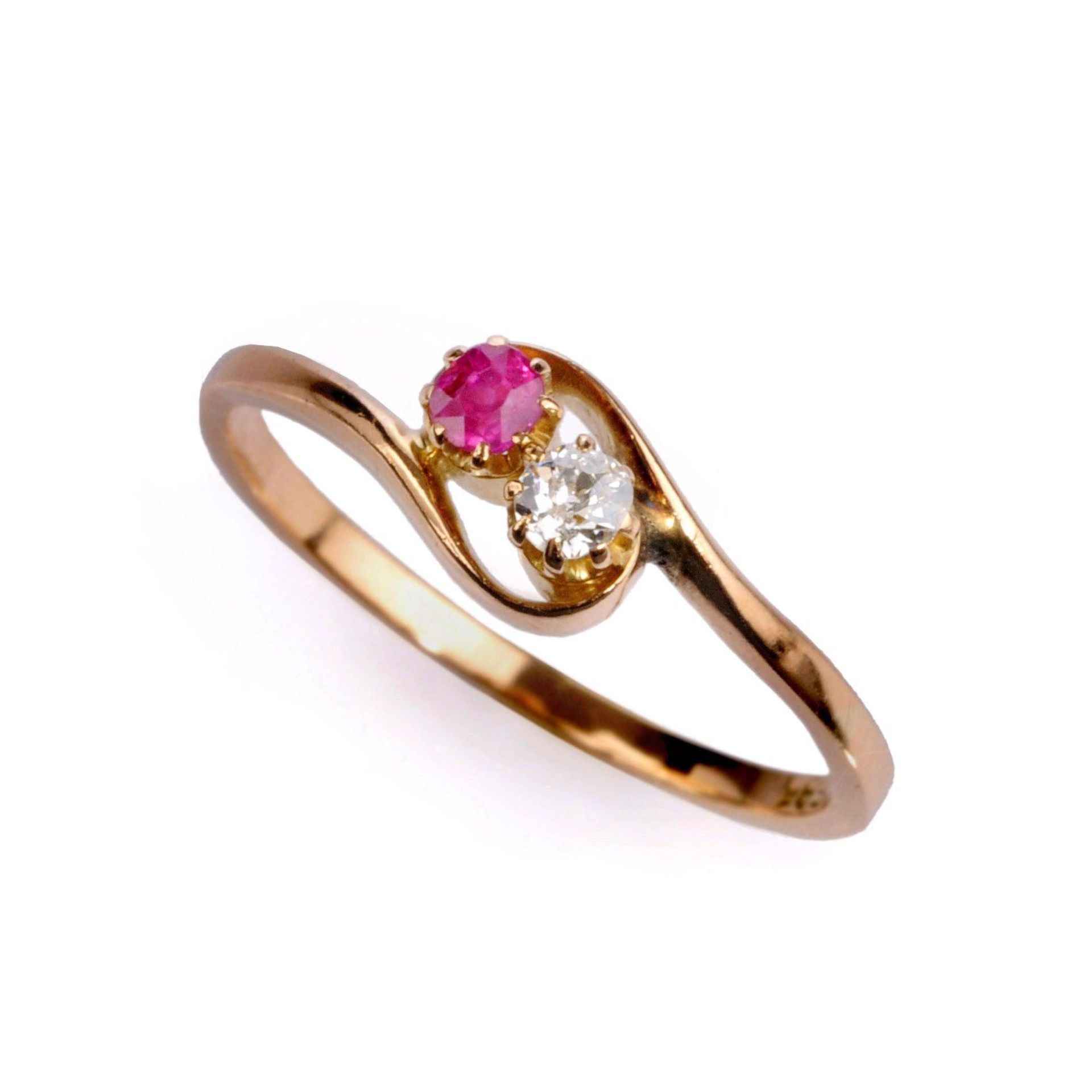 Toi-et-Moi-Ring mit Diamant und Rubin. Anfang 20. Jh.585er Roségold. Der Ringkopf in Form